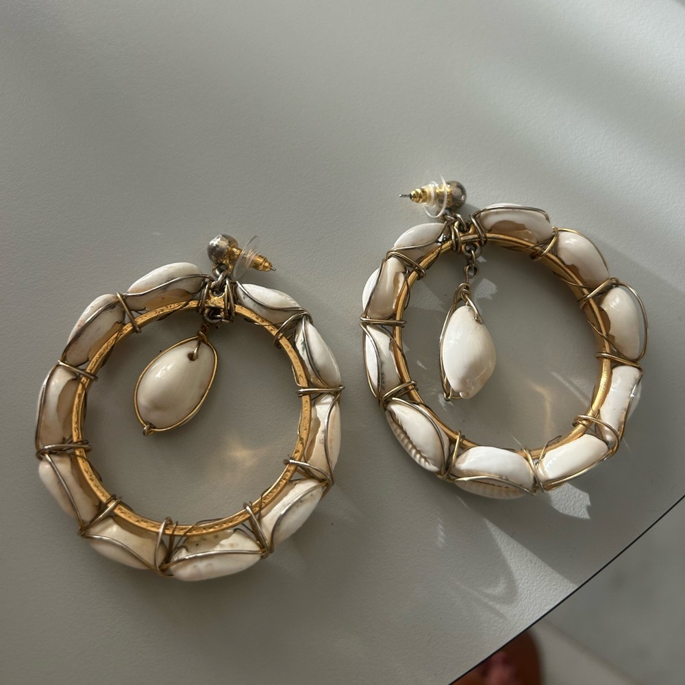 Oscar de la renta shell earrings